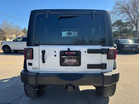 Used 2016 Jeep Wrangler Unlimited Rubicon w/ Connectivity Group AWD/4WD image 6