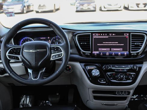Used 2024 Chrysler Pacifica Touring-L FWD image 13