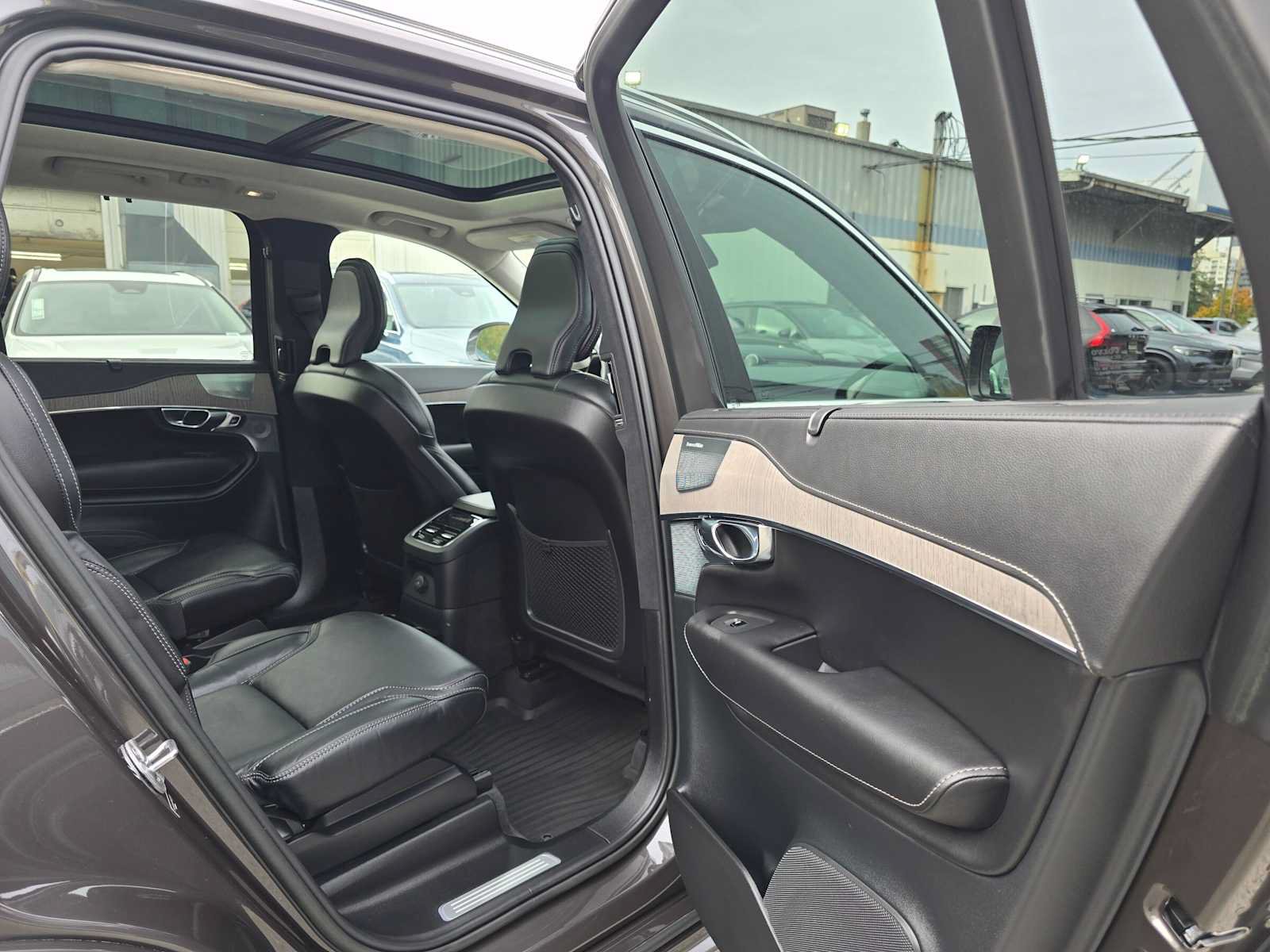 Used 2023 Volvo XC90 T8 Ultimate AWD/4WD image 13