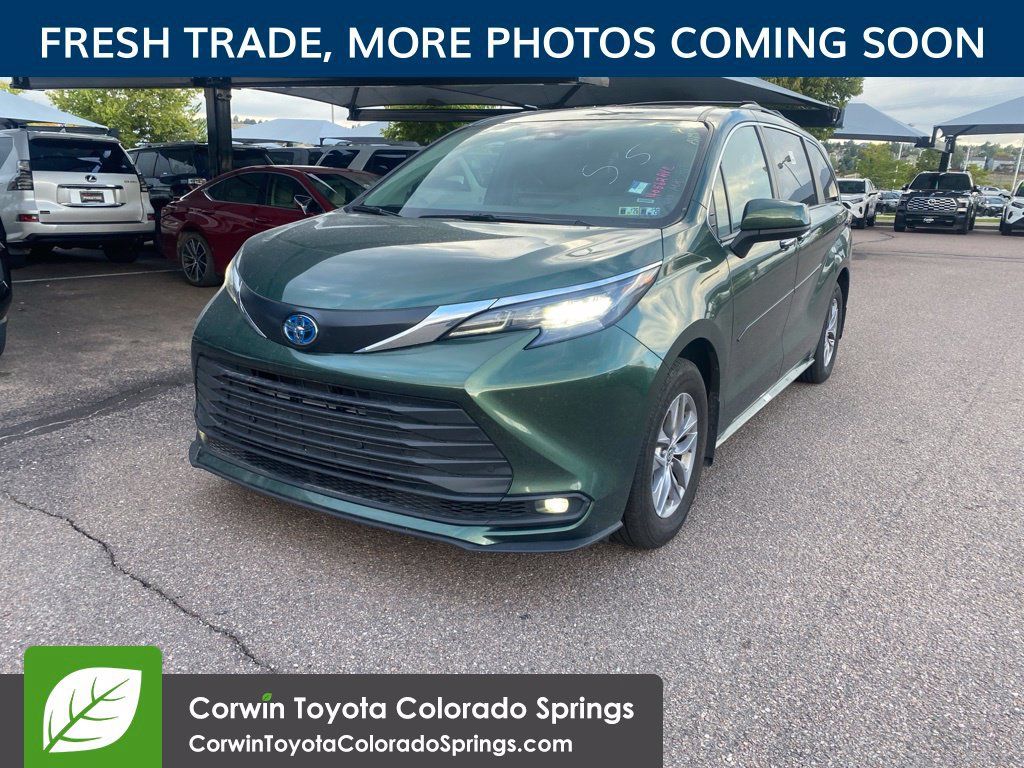 Used 2025 Toyota Sienna XLE AWD/4WD image 3