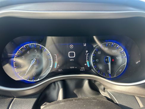 Used 2024 Chrysler Pacifica Touring-L FWD image 10