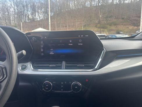 Used 2025 Chevrolet Trax LT FWD image 18