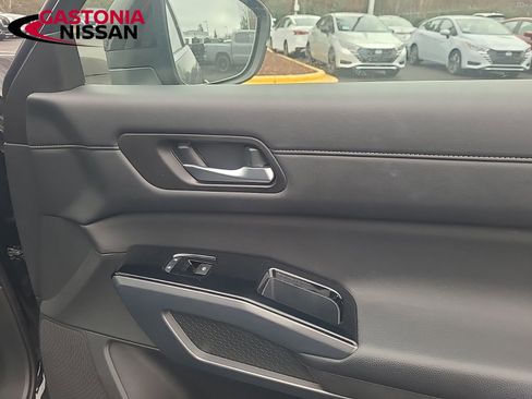 Used 2024 Nissan Pathfinder SL w/ SL Premium Package image 18