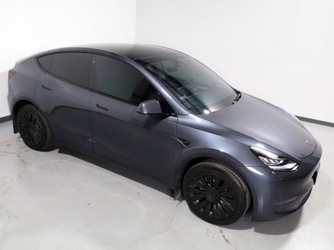 Used 2023 Tesla Model Y Long Range image 13