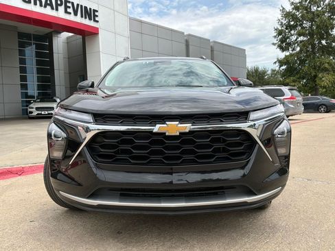 Used 2025 Chevrolet Trax LT FWD image 3