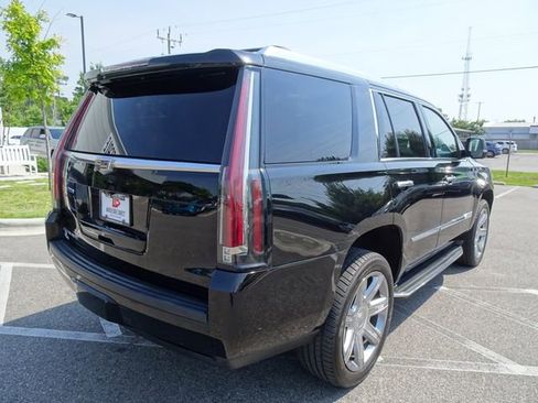 Used 2017 Cadillac Escalade Luxury AWD/4WD image 4