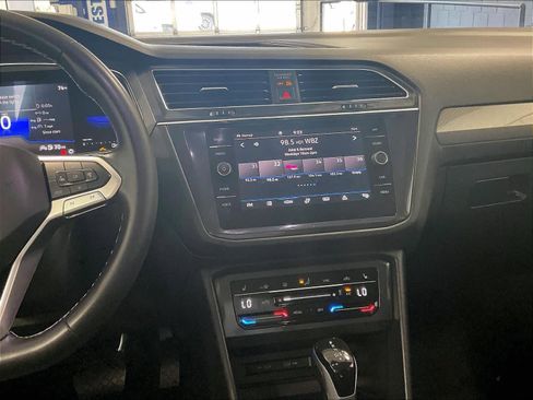 Used 2023 Volkswagen Tiguan SE image 17