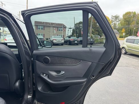 Used 2021 Mercedes-Benz GLC 300 4MATIC image 25