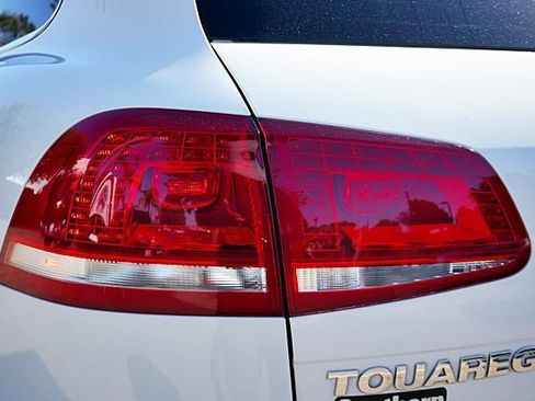 Used 2014 Volkswagen Touareg Executive AWD/4WD image 7