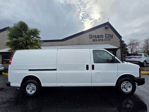 Used 2014 Chevrolet Express 2500 Extended RWD image 2