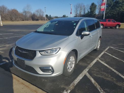 Used 2023 Chrysler Pacifica Touring-L image 4