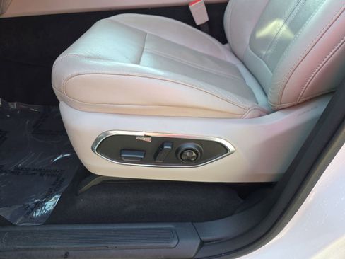 Used 2024 Jeep Wagoneer L Series II w/ Flexible Seating Group RWD image 31