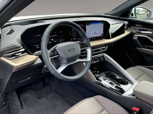 Used 2025 Audi Q5 2.0T Premium Plus w/ Premium Plus image 17