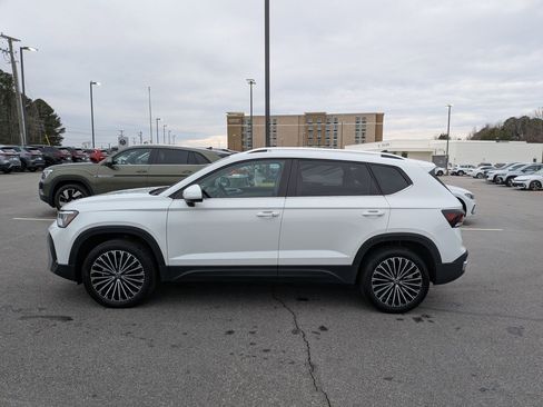 Used 2025 Volkswagen Taos SE image 6