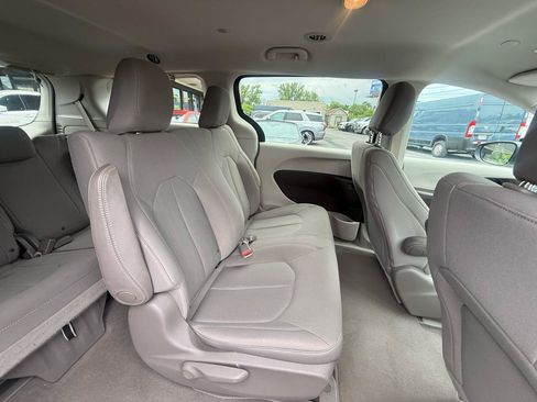 Used 2018 Chrysler Pacifica L FWD image 36