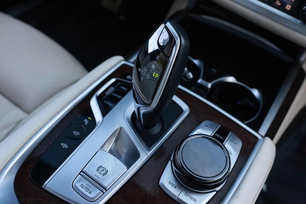 Used 2020 BMW 750i xDrive w/ Executive Package AWD/4WD image 37