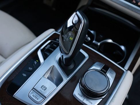 Used 2020 BMW 750i xDrive w/ Executive Package AWD/4WD image 37
