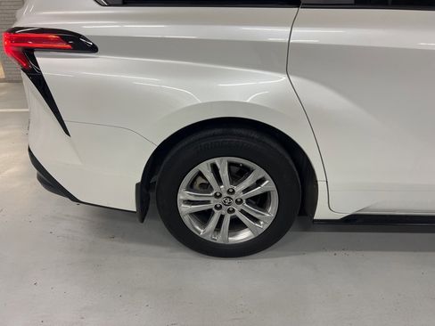 Used 2022 Toyota Sienna Platinum image 19