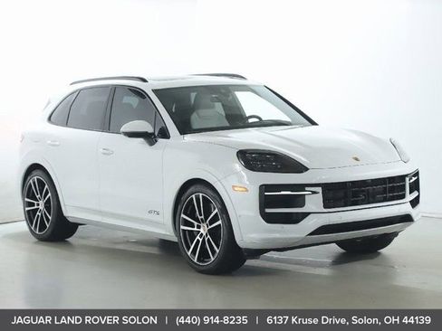 Used 2025 Porsche Cayenne GTS AWD/4WD image 11