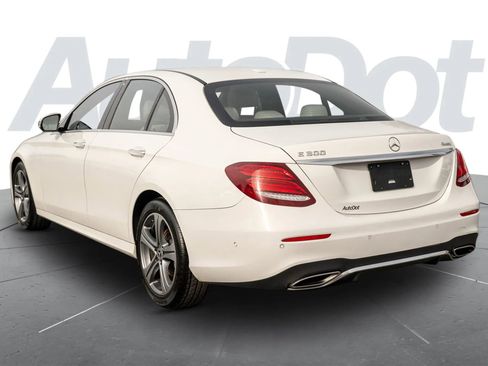 Used 2018 Mercedes-Benz E 300 4MATIC image 2