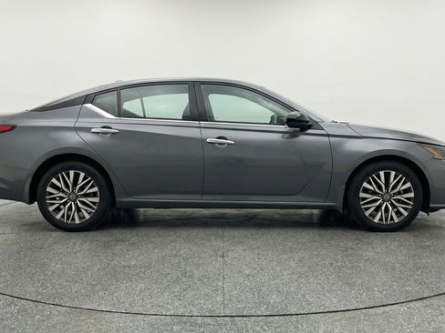 Used 2025 Nissan Altima 2.5 SV FWD image 11