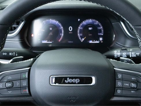 Used 2024 Jeep Grand Cherokee L Limited AWD/4WD image 16