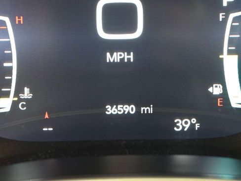 Used 2023 Chrysler Pacifica Limited w/ Uconnect Theater Family Group image 37