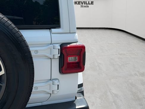 Used 2025 Jeep Wrangler Unlimited Sahara AWD/4WD image 5