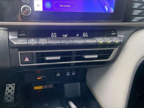 Used 2025 Toyota Camry SE w/ Convenience Package FWD image 32