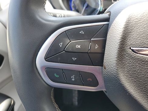 Used 2022 Chrysler Pacifica Touring-L FWD image 27