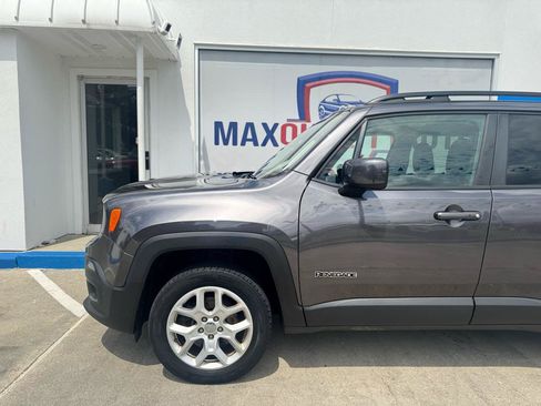 Used 2018 Jeep Renegade Latitude AWD/4WD image 23