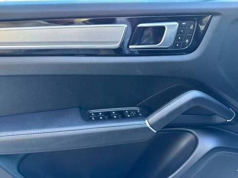Certified 2023 Porsche Cayenne Platinum Edition image 12