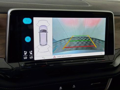 Used 2025 Volkswagen Atlas SE FWD image 17