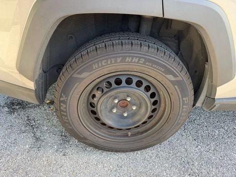 Used 2021 Toyota RAV4 LE FWD image 6