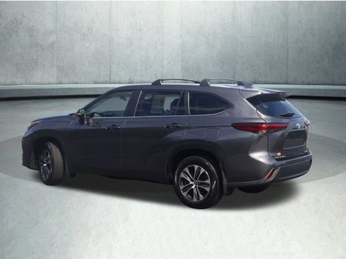 Used 2023 Toyota Highlander XLE AWD/4WD image 25