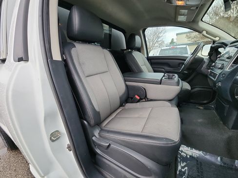 Used 2017 Nissan Titan S image 23