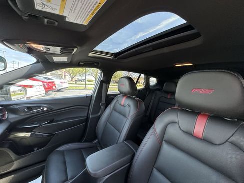 Used 2025 Chevrolet Trax RS w/ Sunroof Package FWD image 22