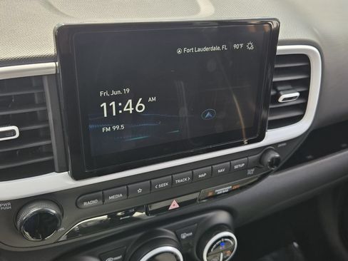Certified 2025 Hyundai Venue Limited FWD image 20