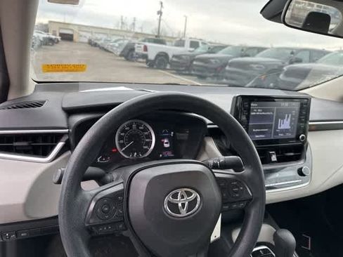 Used 2022 Toyota Corolla LE image 6