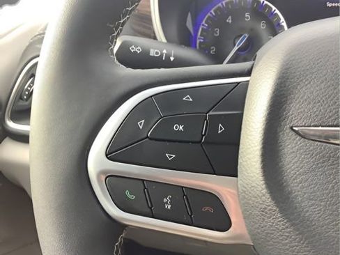 Certified 2024 Chrysler Pacifica Limited image 29