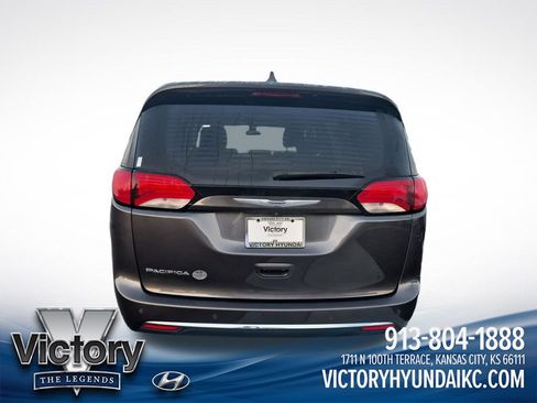 Used 2019 Chrysler Pacifica Touring Plus w/ Tire & Wheel Group FWD image 4