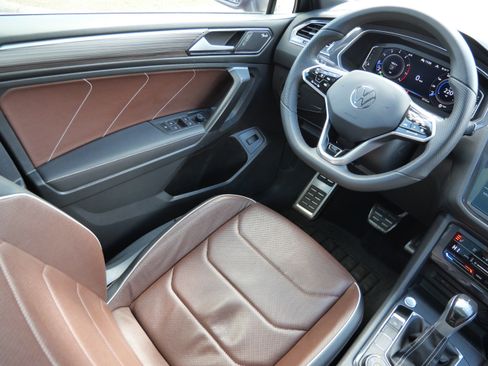 Certified 2022 Volkswagen Tiguan SEL R-Line AWD/4WD image 9