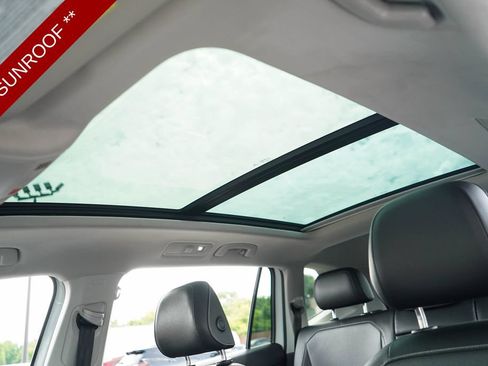 Used 2022 Volkswagen Tiguan SE w/ Panoramic Sunroof Package AWD/4WD image 12