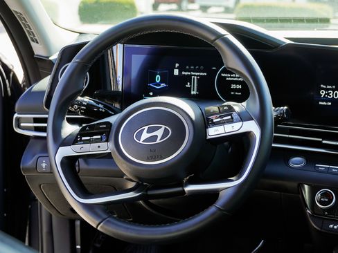 Used 2025 Hyundai Elantra Limited FWD image 32