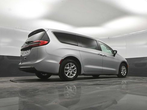 Used 2024 Chrysler Pacifica Touring-L FWD image 43