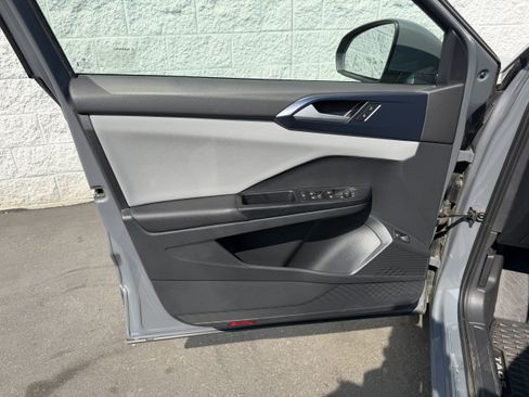 Used 2023 Volkswagen Taos SE w/ Panoramic Sunroof Package AWD/4WD image 8