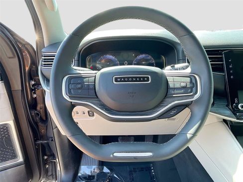 Used 2024 Jeep Wagoneer L Series II RWD image 11