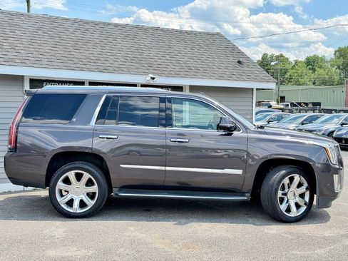 Used 2017 Cadillac Escalade Luxury AWD/4WD image 14