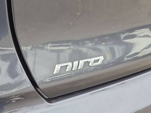 Used 2018 Kia Niro EX Premium FWD image 32
