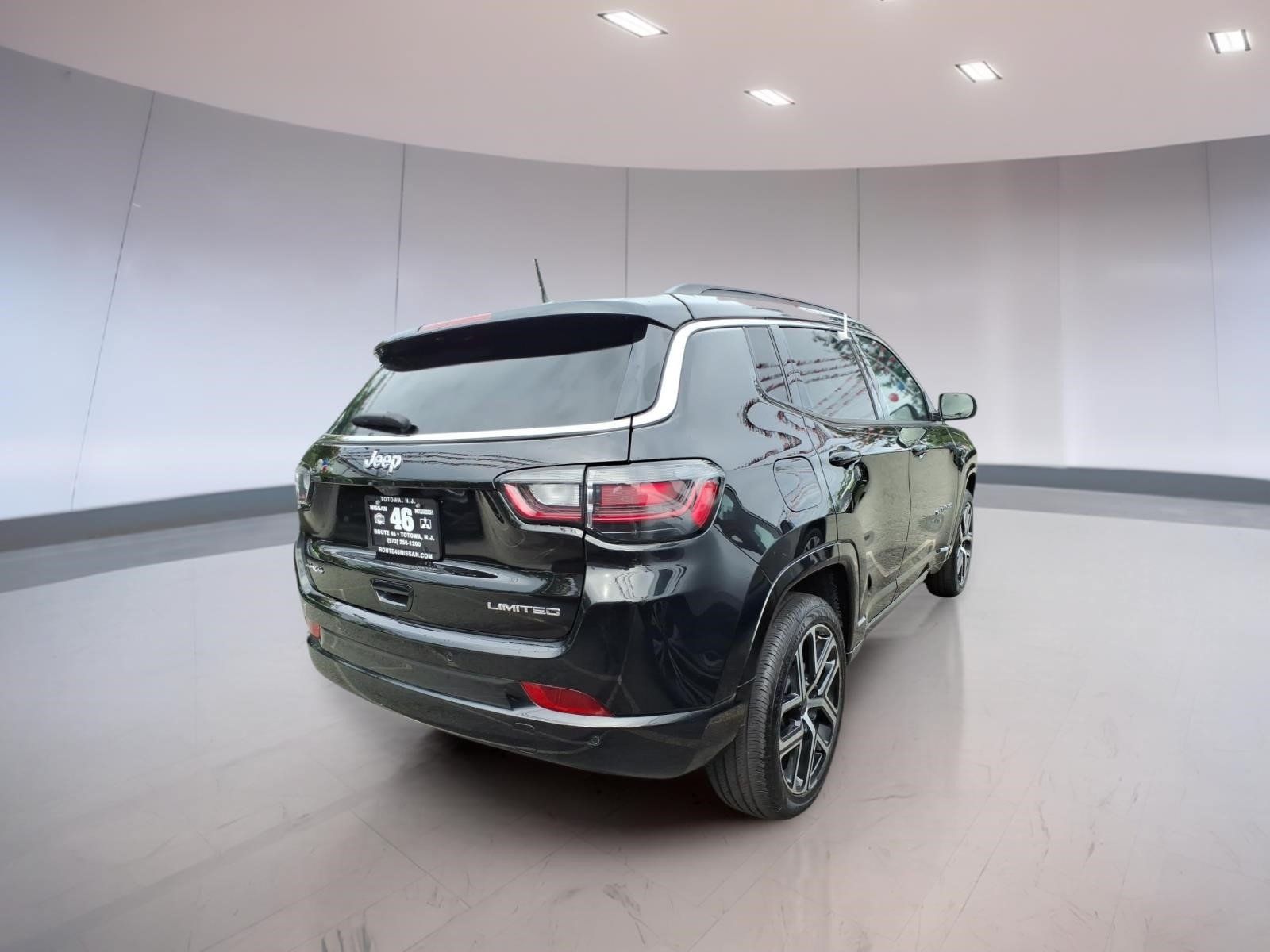 Used 2025 Jeep Compass Limited w/ Elite Group AWD/4WD image 4